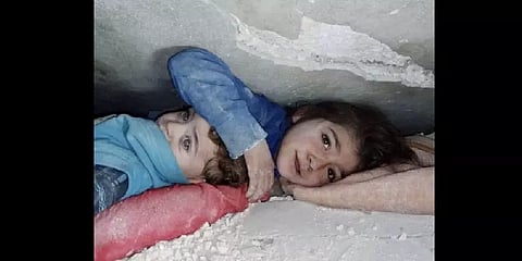 தாயைப் போல் தம்பியை காத்த சிறுமி! இடிபாடுகளுக்கு இடையே நிகழ்ந்த அதிசயங்கள்!