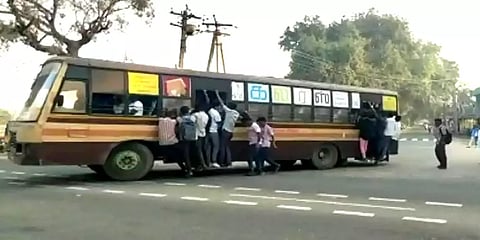 ”கூடுதல் பேருந்துகளை இயக்குங்கள்” .. ஆரணி அருகே படியில் தொங்கியபடி பயணிக்கும் மாணவர்கள்!