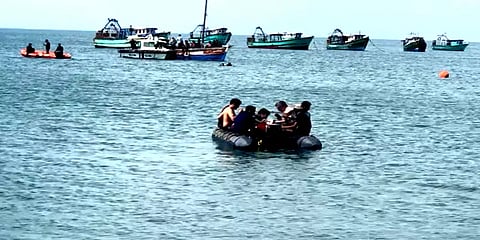 படகில் இருந்து கடலில் வீசப்பட்ட மர்ம பொருள்: கடத்தல் தங்கமா? ஸ்கூஃபா டைவிங் மூலம் தேடுதல்