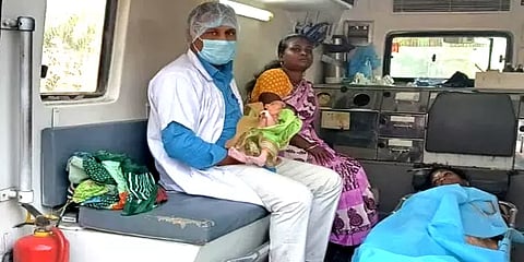 மலைகிராம கர்ப்பிணிக்கு ஆம்புலன்ஸிலேயே பிரசவம்; மருத்துவஉதவியாளருக்கு குவியும் பாராட்டுகள்!