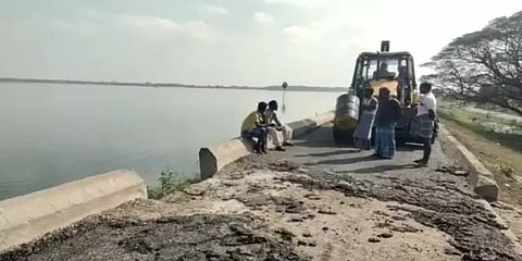 வீடூர் அணையில் கையோடு பெயர்ந்துவந்த தார் சாலை: செய்தி எதிரொலியால் அதிகாரிகள் நேரில் ஆய்வு!