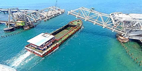 3 மாதங்களுக்குப் பின் திறக்கப்பட்ட பாம்பன் தூக்கு பாலம்... ஆர்வத்துடன் ரசித்த பொதுமக்கள்!