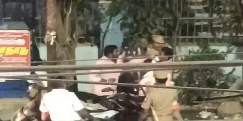 மதுபோதையில் மனைவியை நடுரோட்டில் அடித்த கணவன் - போலீசாரையும் தாக்கமுயன்றதால் பரபரப்பு