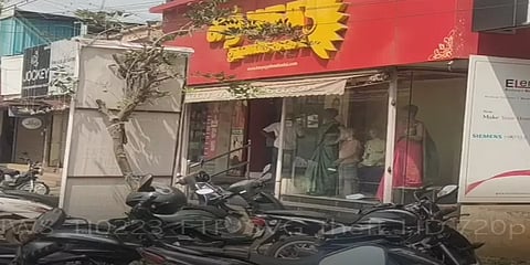 காரைக்குடி பேருந்து நிலையத்தில் அடுத்தடுத்து 3 கடைசிகளில் திருட்டு - பொதுமக்கள் அதிர்ச்சி