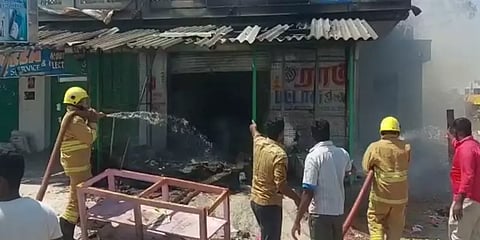 வாணியம்பாடி: பட்டாசு கடையில் தீடீர் தீ விபத்து... 12 வயது மகனுடன் தந்தையும் பலியான சோகம்