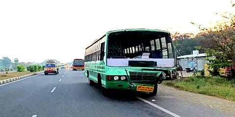 கடலூர்: கார் மீது மோதிய அரசு பேருந்து... குழந்தை உட்பட ஒரே குடும்பத்தை சேர்ந்த 4 பேர் பலி