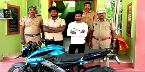 காதலிக்கு காதலர் தின பரிசு கொடுக்க ஆடு திருடிய காதலன்! உறுதுணையாக இருந்த நண்பனும் கைது