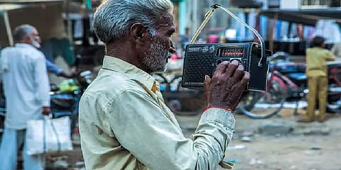 சர்வதேச வானொலி தினம்! “ஆகாசவானி செய்திகள் வாசிப்பது..”.. வானொலியும் நீங்கா நினைவுகளும்!!