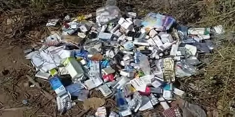 பேரூர் பெரியக்குளக்கரையில கொட்டப்பட்ட மருத்துவக்கழிவுகள் - விவசாயம் பாதிக்கப்படும் அபாயம்