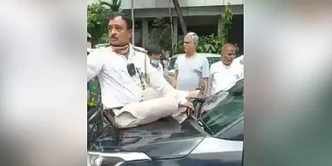 ஓவர் ஸ்பீடில் வந்த கார் - நிறுத்த முயன்ற காவலரை 1 கி.மீ இழுத்துச்சென்ற அவலம்