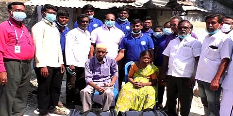 அடக்கம் செய்ய பணமின்றி இறந்தவர்களின் உடல்களுடன் 7 நாட்கள் வசித்தவர்கள் மீட்பு