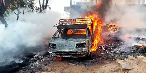 ஆம்பூர்: திடீரென தீப்பற்றி எரிந்த பழைய பொருட்கள் குடோன்– போலீசார் விசாரணை