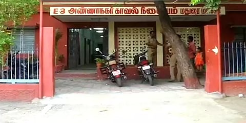 பொதுமக்களை அச்சுறுத்தும் வகையில் அரிவாளுடன் திரிந்த இளைஞரால் மதுரையில் பரபரப்பு