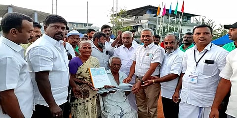 வீடின்றி தவித்த தம்பதியர் - நண்பர்கள் உதவியோடு வீடு கட்டிக்கொடுத்த நகராட்சி துணைத் தலைவர்!