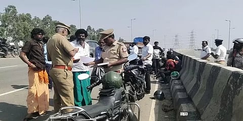 நீர்வீழ்ச்சியை காண நண்பர்களுடன் பைக்கில் சென்றபோது விபத்து - பொறியியல் மாணவர் உயிரிழப்பு