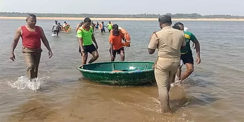 ஆசிரியர்கள் கவனக்குறைவால் ஆற்றில் மூழ்கி 4 மாணவிகள் உயிரிழப்பு - ஆசிரியர்கள் சஸ்பெண்ட்!