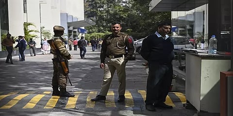 அலுவலகத்திலே தங்கவைக்கப்பட்ட ஊழியர்கள்.. பிபிசியில் மூன்றாவது நாளாக தொடர்ந்த ரெய்டு!