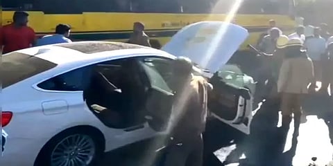 புதுச்சேரி: சாலையில் சென்ற சொகுசு கார் திடீரென தீப்பற்றி எரிந்ததால் பரபரப்பு