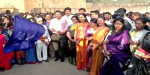 தஞ்சை: புடவையை மீட்டெடுக்க புதிய முயற்சி - புடவையுடன் நடை போட்டியில் பங்கேற்ற பெண்கள்