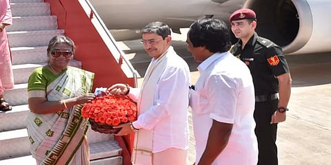 மதுரைக்கு வந்த குடியரசுத் தலைவர் திரௌபதி முர்முக்கு உற்சாக வரவேற்பு