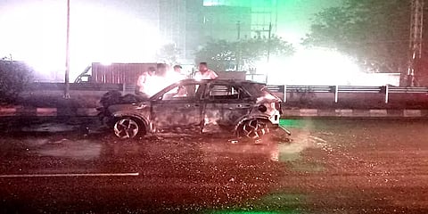 கண்டெய்னர் லாரி மீது மோதி தீப்பிடித்து எரிந்த கார்: கண்டெய்னரை திறந்த பார்க்க கோரிக்கை