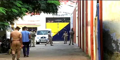 மதுரை:”சிறை காவலர்களை தாக்கி தற்கொலை மிரட்டல் விடுத்தார்”..விசாரணை கைதி மீது வழக்குப்பதிவு