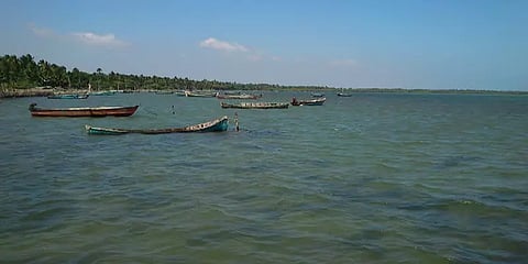 அனுமதியின்றி கடலுக்குள் சுற்றுலா! ராட்சத அலையில் சிக்கி 2 பெண்கள் உட்பட 3 பேர் பலி!