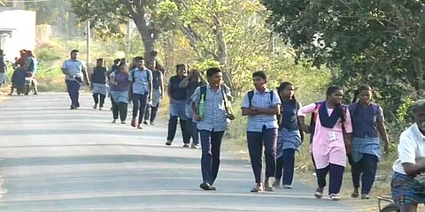 பஸ் இல்லாததால் தினந்தோறும் நடந்தே பள்ளிக்கு செல்லும் மாணவர்கள்.. தருமபுரியில் அவலம்!