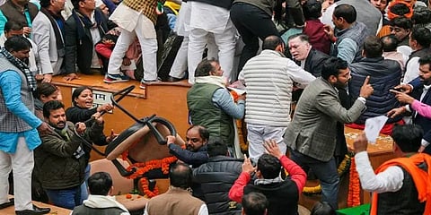 நிலைகுழு உறுப்பினர் தேர்தல்: மாற்றிமாற்றி தாக்கிகொண்ட ஆம்ஆத்மி-பாஜகவினர்! அவை ஒத்திவைப்பு!