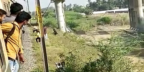 சென்னை: ரயிலை நிறுத்தி கற்களை வீசி மோதிக் கொண்ட கல்லூரி மாணவர்கள் - பயணிகள் அச்சம்