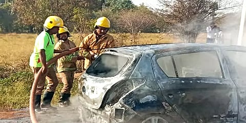 நாமக்கல்: தனியார் வங்கி ஊழியர் பணிக்கு சென்றபோது சாலையில் திடீரென தீப்பற்றி எரிந்த கார்!