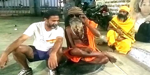 அடைத்துவைத்து சோறும் காசும் கொடுக்குறாங்க: இது 30 நாள் வேலை திட்டம் - சுயேட்சை பரப்புரை