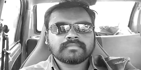 திடீரென சாலையின் குறுக்கே வந்த மாடு: டூ வீலரில் சென்ற நபருக்கு நேர்ந்த பரிதாபம்