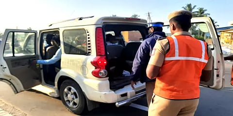 ஈரோடு இடைத்தேர்தல்: கடைசி கட்ட பரப்புரையில் வேட்பாளர்கள் - தீவிர வாகன சோதனையில் போலீசார்