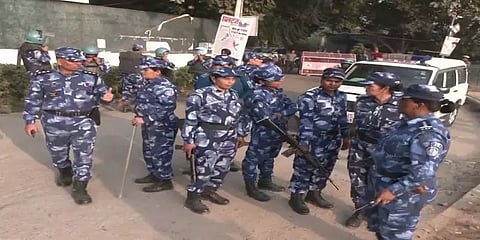 மனிஷ் சிசோடியா கைதாக வாய்ப்பு? பாதுகாப்பிற்காக சிபிஐ அலுவலகம் முன் துணை ராணுவம் குவிப்பு