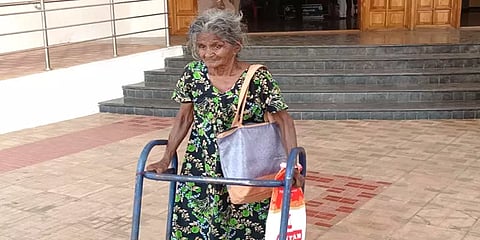 "சொத்துக்கள எழுதிவாங்கிட்டு மகனும் மருமகளும்..."- ஊன்றுகோலுடன் மூதாட்டி கண்ணீர் மனு