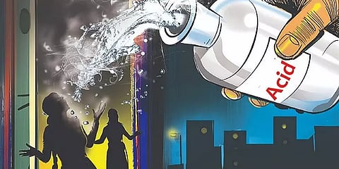 ஆன்லைனில் ஆயுதத்தோடு ஆசிடும் அமோக விற்பனை! என்றுதான் மேம்படும் இந்தியப் பெண்களின் வாழ்வு?