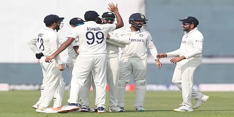 குஹ்னிமெனின் சுழலில் 109 ரன்னில் சுருண்டது இந்தியா.. பேட்டிங்கிலும் கெத்து காட்டும் ஆஸி.