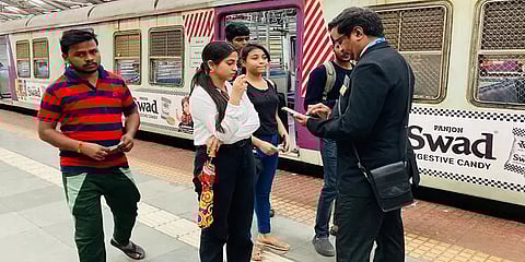 டிக்கெட் எடுக்காத ரயில் பயணிகள்.. அபராத வசூலில் சாதனை படைத்த மும்பை ரயில்வே கோட்டம்