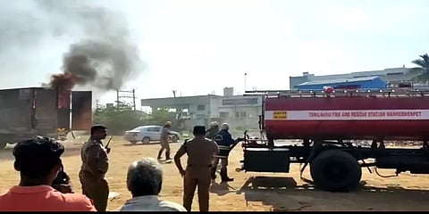 ஆவடி: மின் கம்பியில் உரசி தீப்பற்றி எரிந்த லாரி - 36 புதிய இருசக்கர வாகனங்கள் சேதம்