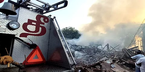 புதுச்சேரி: மரக்கிடங்கில் நள்ளிரவில் ஏற்பட்ட தீ விபத்து – சேத மதிப்பு எவ்வளவு தெரியுமா?