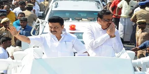 Erode East Results : தென்னரசு வீட்டருகே இருந்த வாக்குச்சாவடியிலும் இளங்கோவனே முன்னிலை!