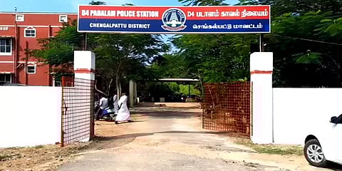 கட்டுப்பாட்டை இழந்த கார் மீது டேங்கர் லாரி மோதிய விபத்து - இருவர் பலி