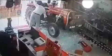 தானாக நகர்ந்து வந்து கண்ணாடியை உடைத்து ஷோரூம் உள்ளே நுழைந்த ட்ராக்டர்! அதிரவைத்த காட்சிகள்