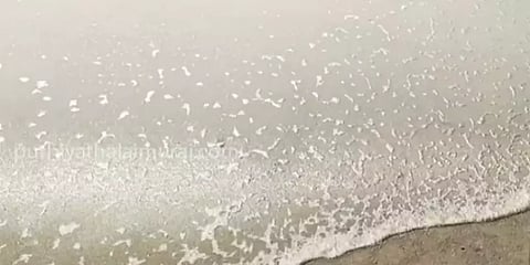 குழாய் உடைப்பால் கடலில் கலந்த கச்சா எண்ணெய்.. நாகையில் பரபரப்பு.. அதிகாரிகள் விளக்கம்