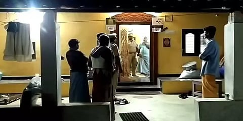 கூலித் தொழிலாளி வீட்டின் பீரோவை உடைத்து 18 பவுன் நகை ரூ.4.30 லட்சம் கொள்ளை