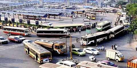 ஒப்பந்த அடிப்படையில் தனியார் பேருந்துகளை இயக்க திட்டமா? - தொழிற்சங்கத்தினர் எதிர்ப்பு