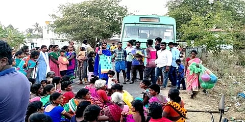 ஆம்புலன்ஸ் வர தாமதமானதால் உயிரிழந்த கர்ப்பிணி: மலைகிராம மக்கள் சாலை மறியல்