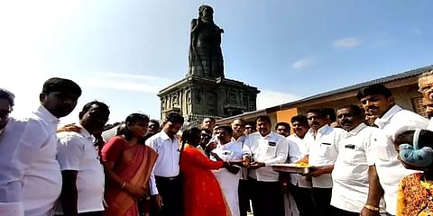 திருவள்ளுவர் சிலை பராமரிப்பு பணி நிறைவு: படகில் சென்று கண்டுகளித்த சுற்றுலா பயணிகள்