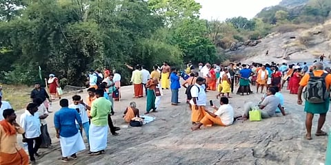 மாசி மாத பௌர்ணமியை முன்னிட்டு சதுரகிரி மலையில் குவிந்துள்ள ஆயிரக்கணக்கான பக்தர்கள்